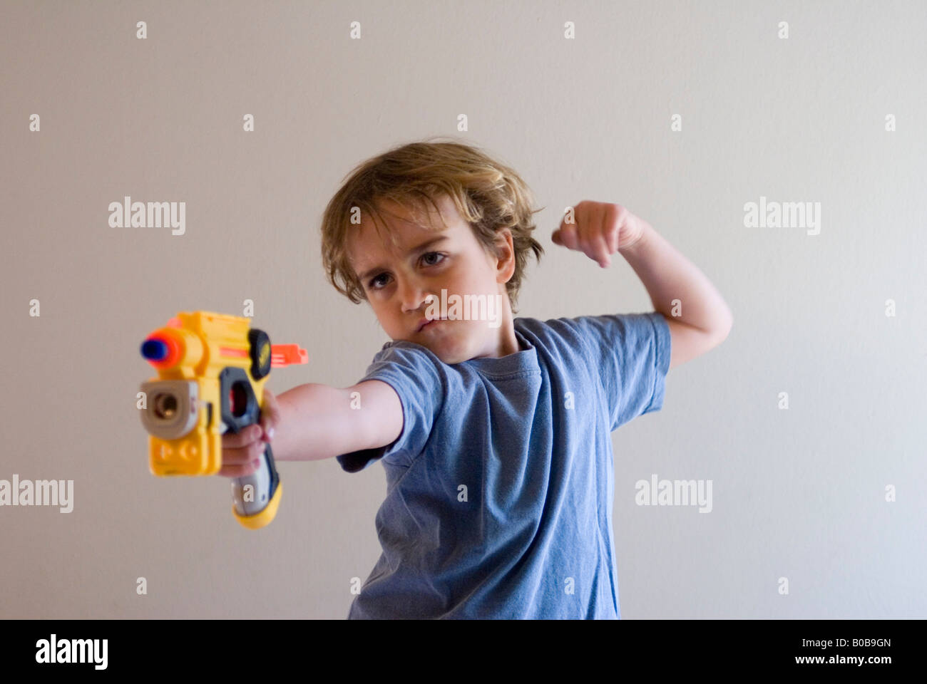 Garçon avec des armes à feu nerf Banque D'Images