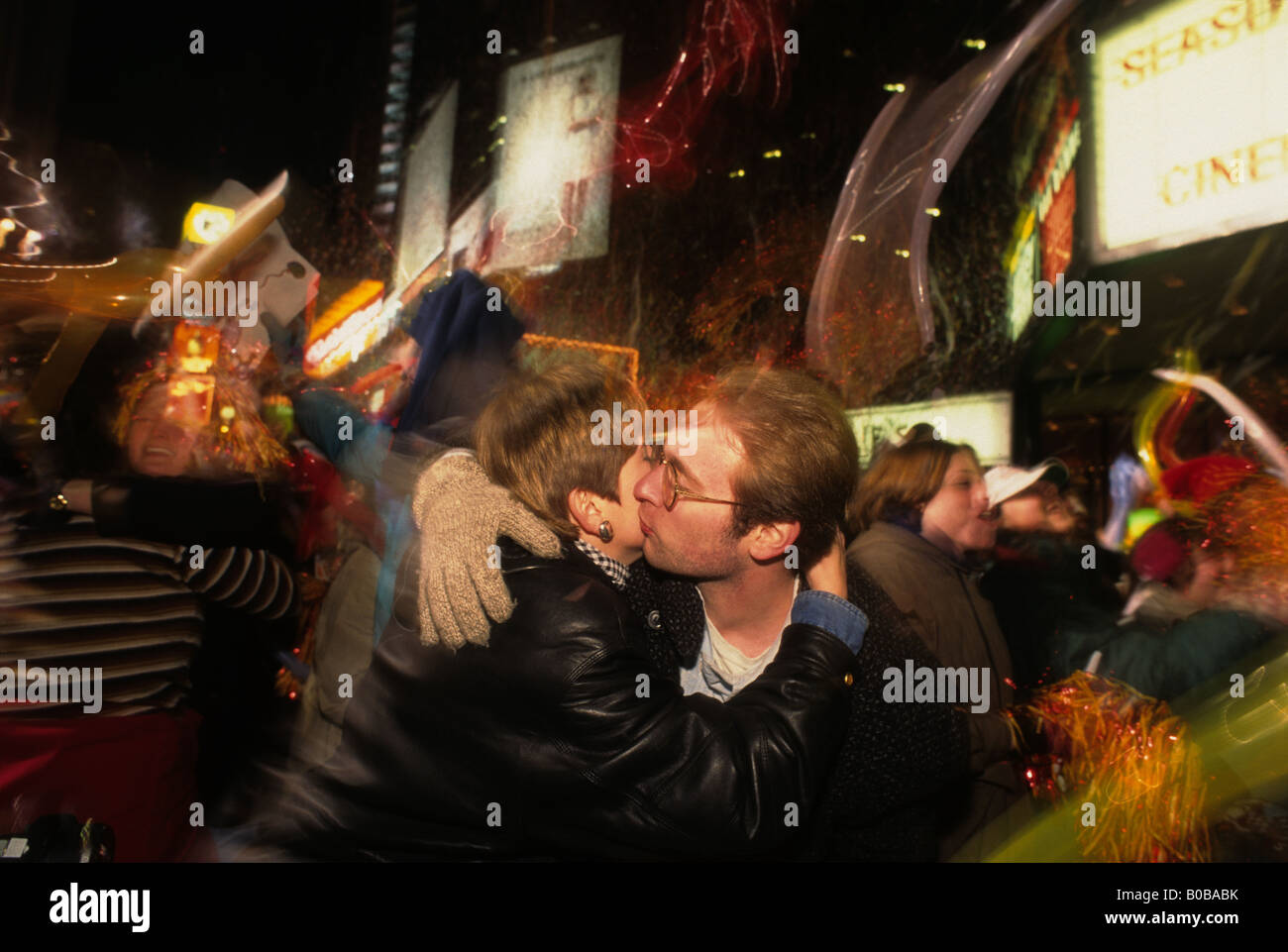 Un homme et une femme s'embrasser sur le coup de minuit, à Times Square à bienvenue dans la nouvelle année Banque D'Images