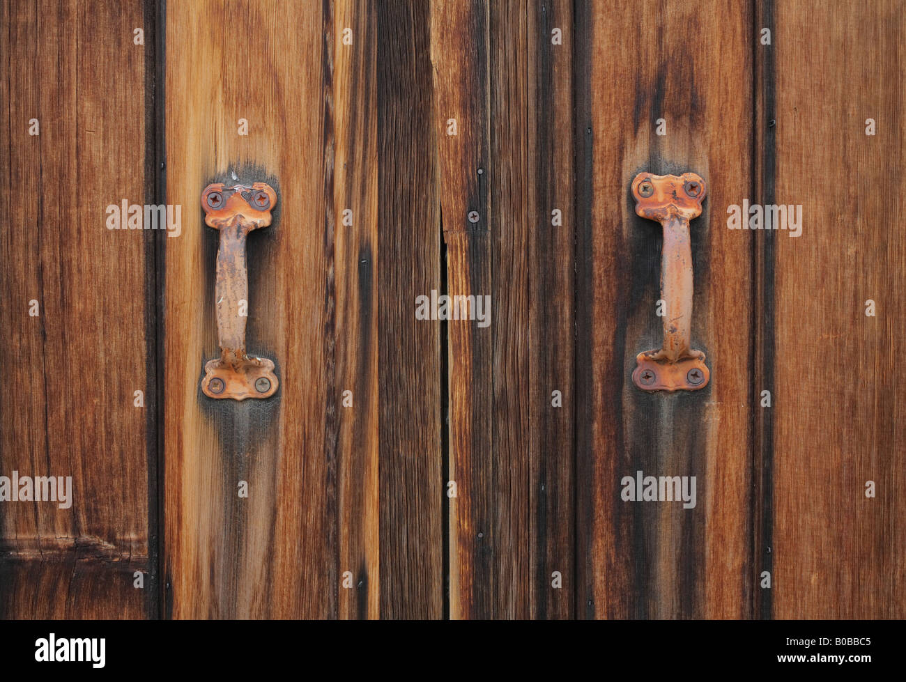 Ancienne Grange En Bois Avec Poignées De Porte Rouillée