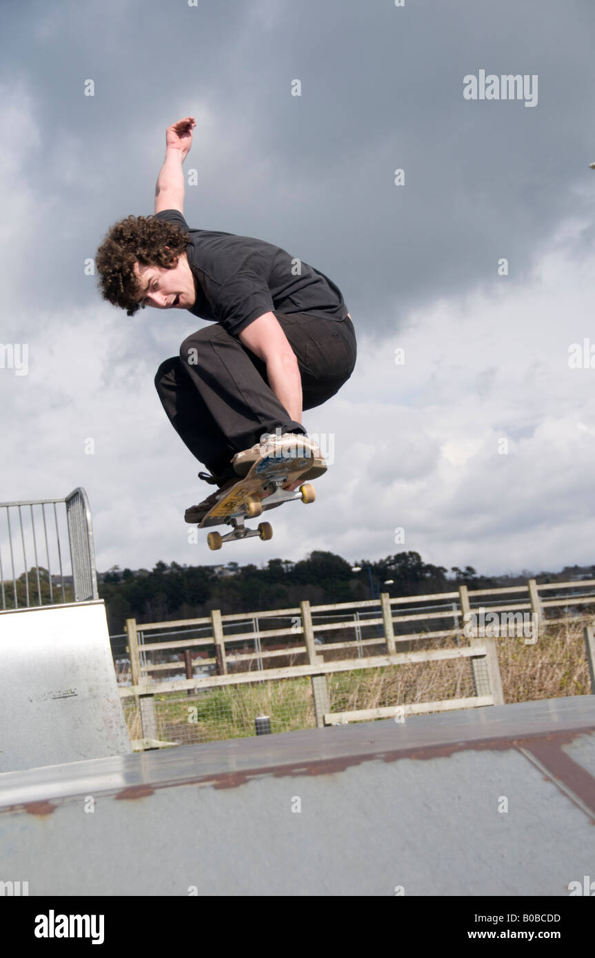 Jeune homme faisant aerial stunt skateboard sur UK Photo Stock - Alamy
