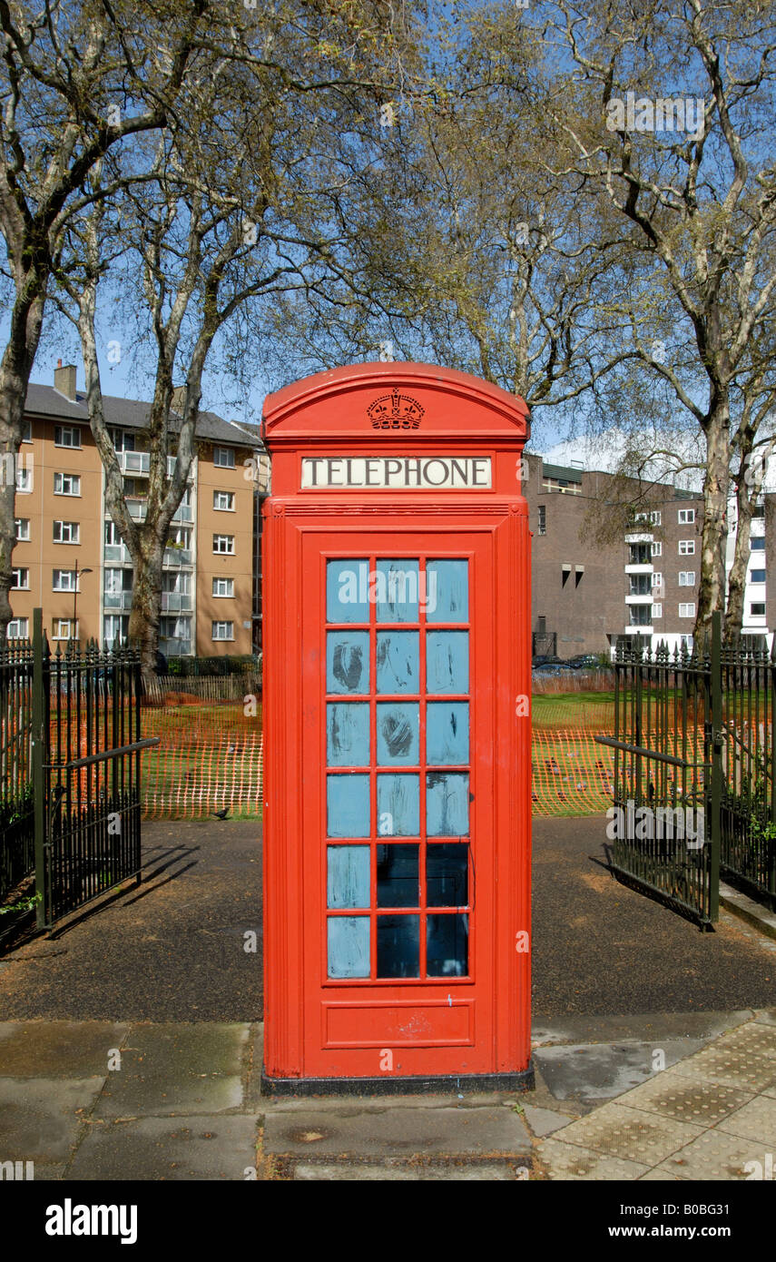 Une boîte de téléphone rouge K2 peint en bleu à l'intérieur, debout à l'entrée d'un parc entouré de maisons du conseil à Bloomsbury, Londres Banque D'Images