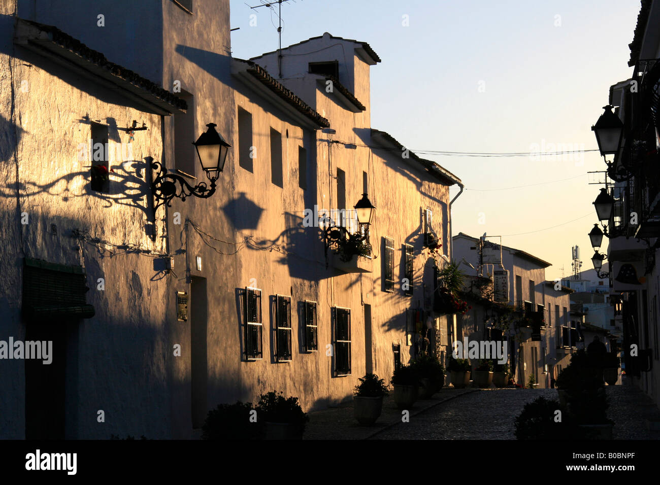 Lumière du soir sur une rue près de la place principale, près de Altea Benidorm espagne Banque D'Images