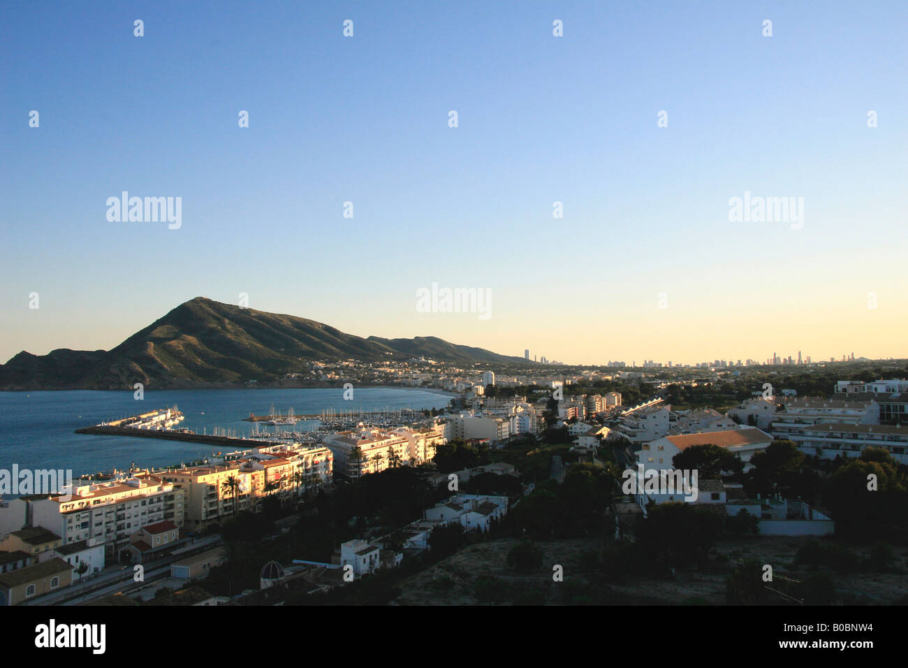 Vue sur le port et la baie en direction du village d'Albir, Altea près de Benidorm, Costa Blanca, Espagne Banque D'Images