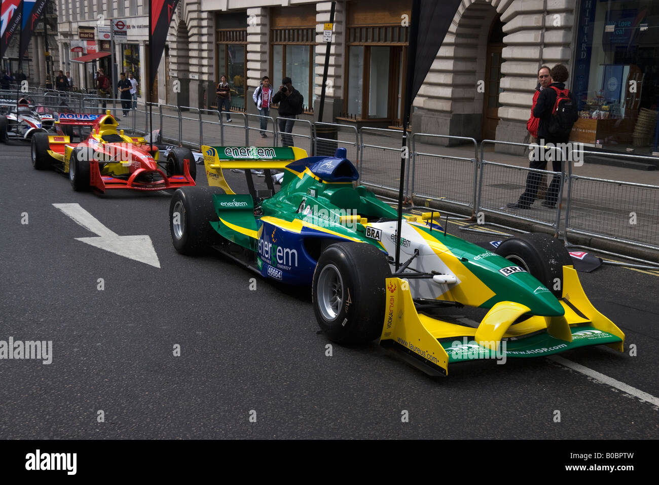 Les voitures de course A1 GP du Brésil et de la Chine sur une grille d'affichage à St James à Londres 2008 UK Banque D'Images