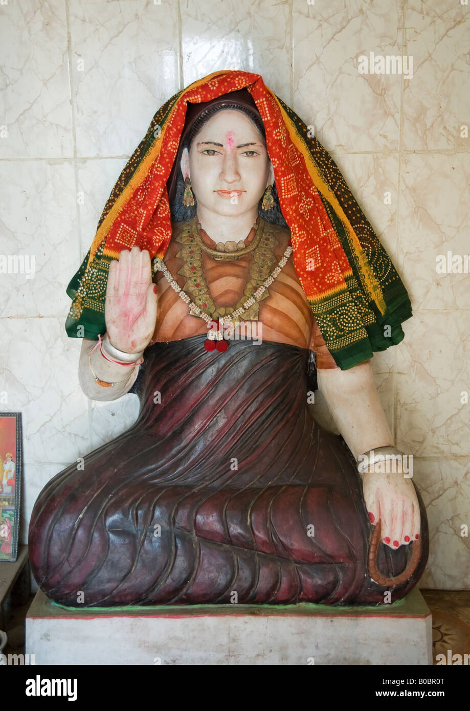 Temple d'Lakhiaai Markhibhai Sainte Mère de Matka Charan dans la communauté hindoue Dwarka, ayant vécu de 15.05.1928 à 30.07.2004. Banque D'Images