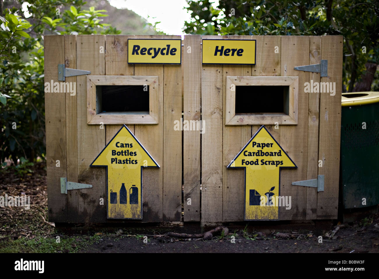 Les bacs de recyclage pour le public au zoo de Wellington, Nouvelle Zélande Banque D'Images