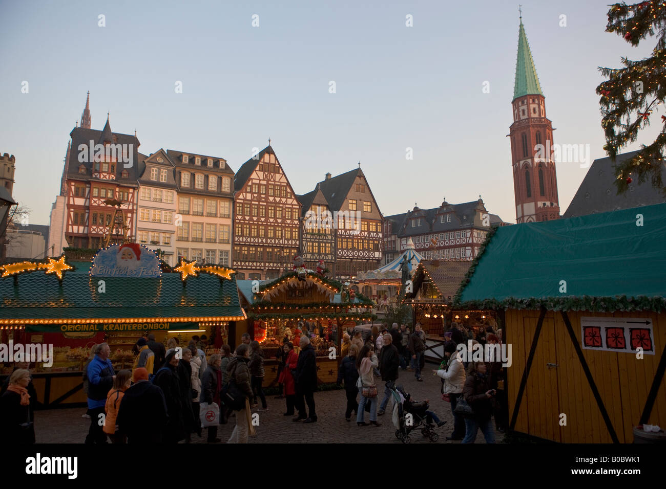Marchés de Noël dans l'Romerplatz avec la Nikolaikirche, St Nicolas, église, s'élevant au-dessus, Francfort, Hesse, Allemagne. Banque D'Images