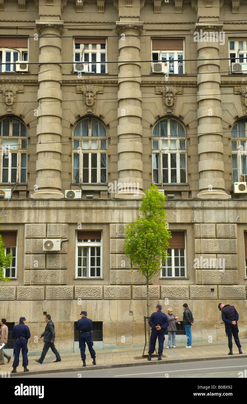 Se préparer pour la démonstration de la police concernant le Kosovo nouvellement indépendant de Belgrade Serbie en avril 2008 Banque D'Images