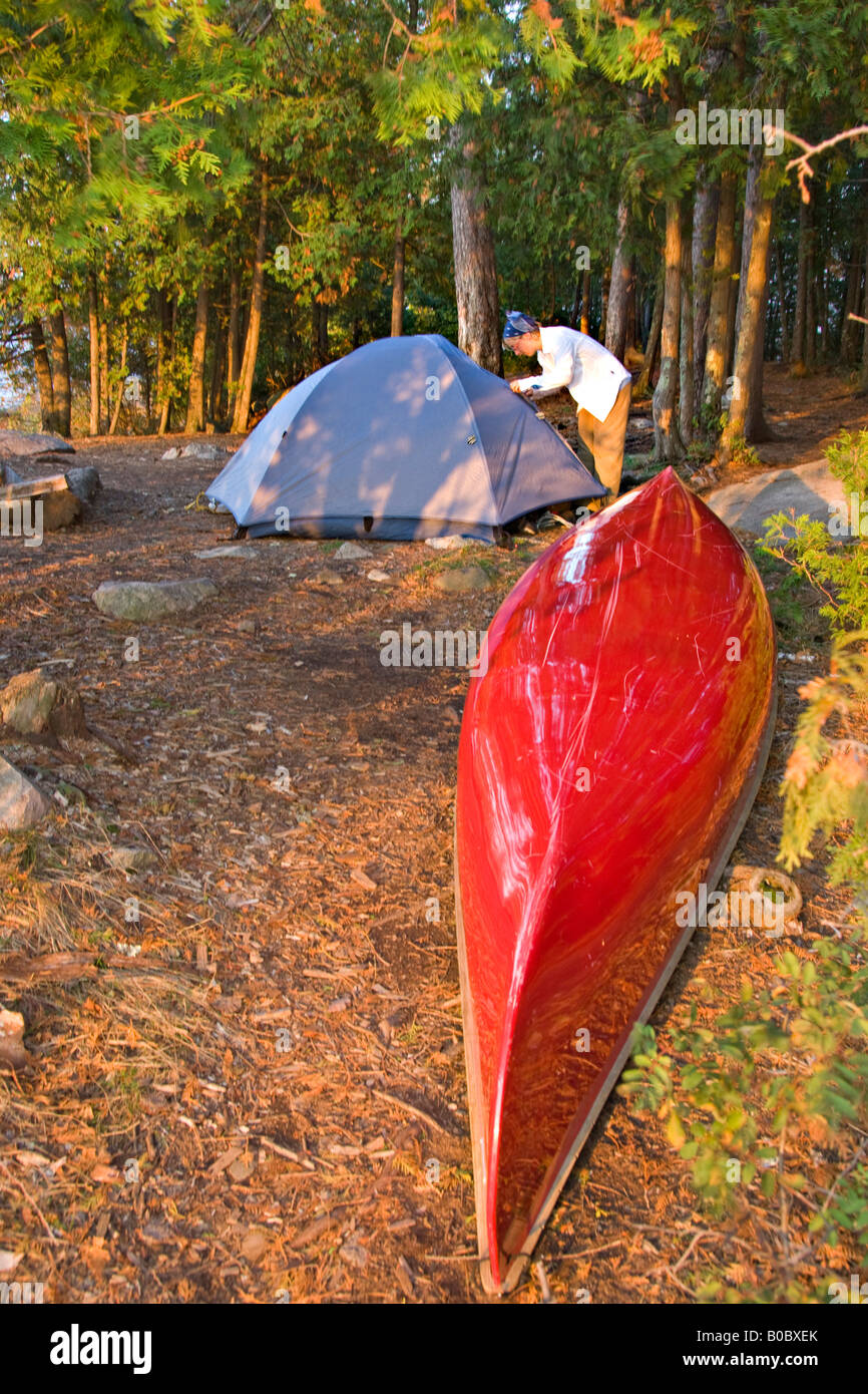 Un canot camping dans la Boundary Waters Canoe Area Wilderness dans le nord du Minnesota Banque D'Images