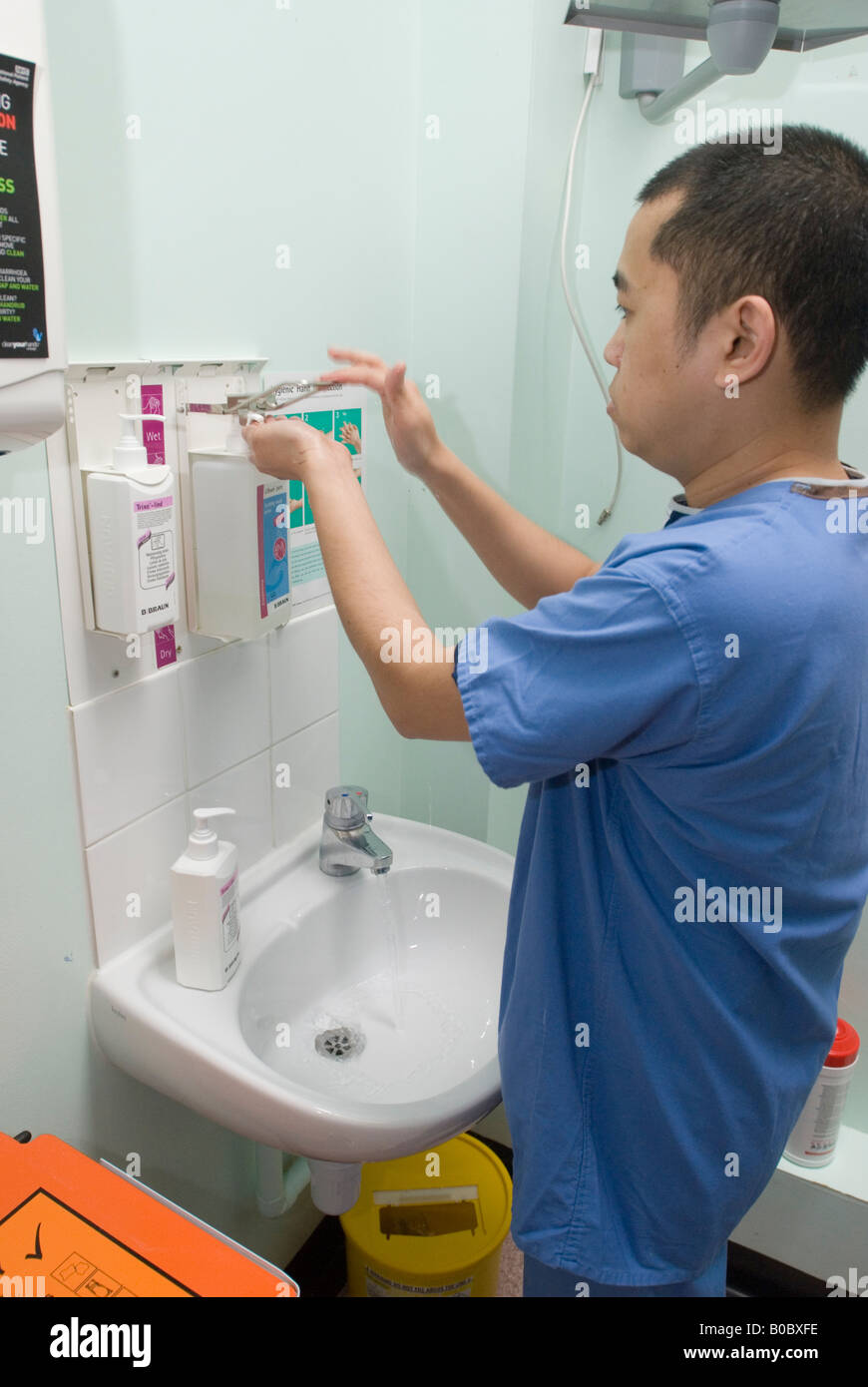 Infirmière Philippine mâle se lave les mains sur un hôpital Banque D'Images