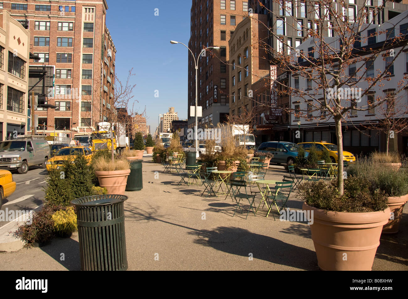 Médiane d'une rue de New York mis en place avec tables et chaise pour manger ou se prélasser, étrange. Banque D'Images