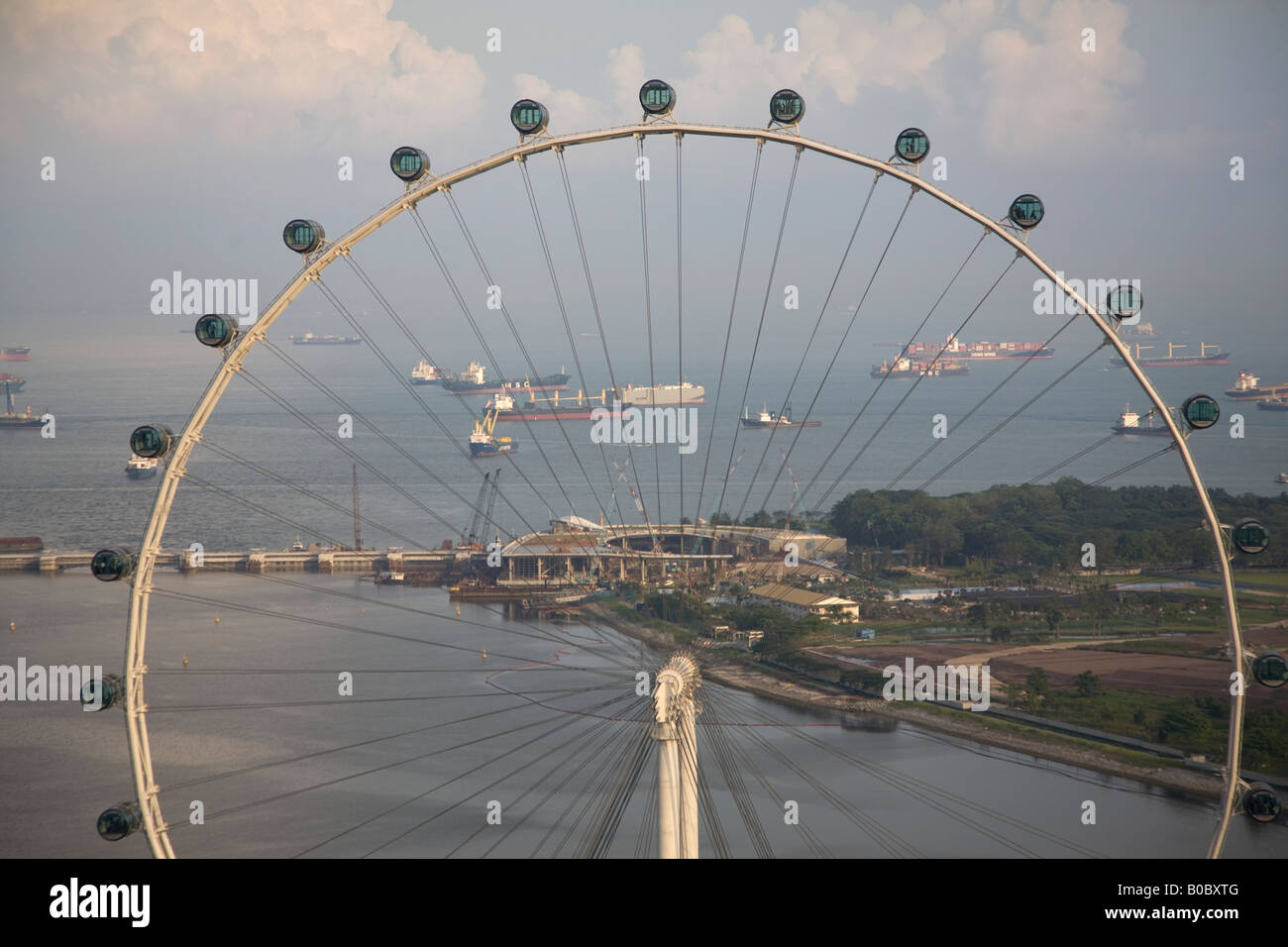 Singapore Flyer, la plus grande roue du monde prises contre Singapour spectaculaire montrant ainsi Barrage de Singapour Banque D'Images