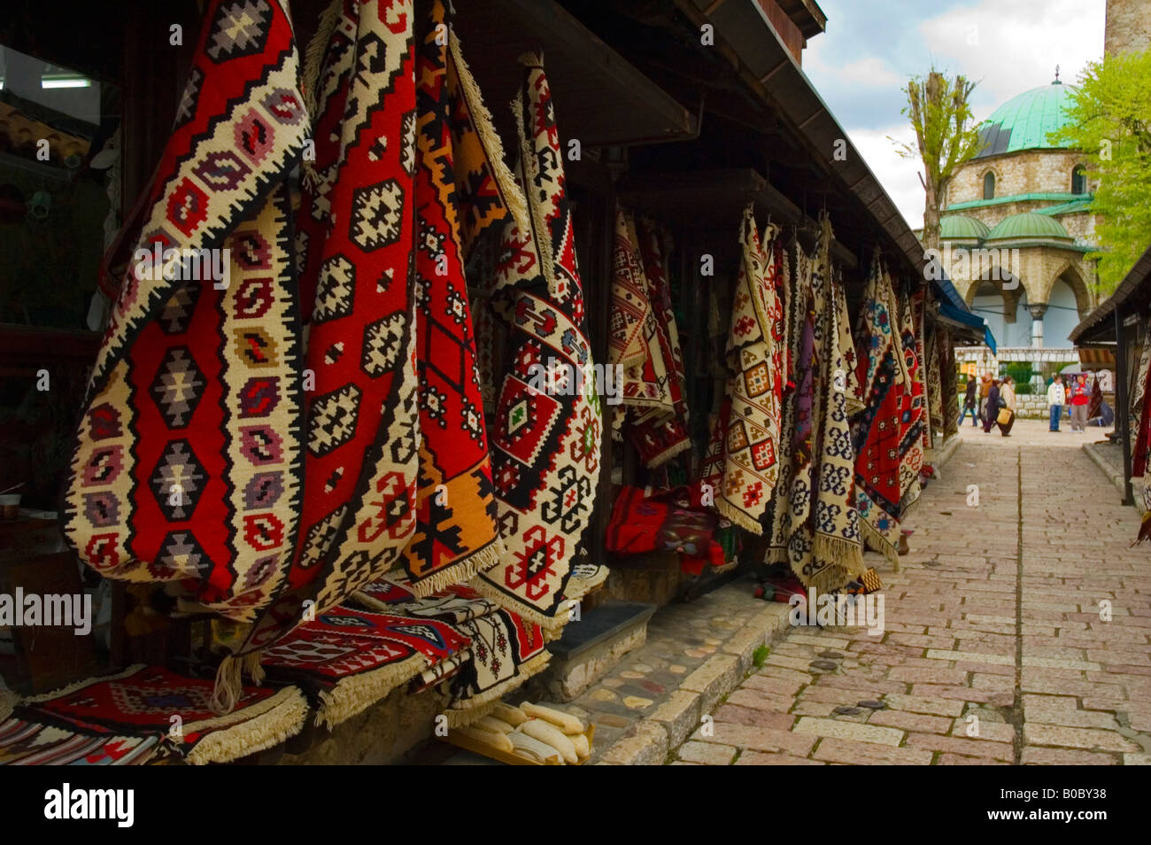 Magasin de vente de tapis orientaux à Bascarsija district de Sarajevo Bosnie-Herzégovine Europe Banque D'Images