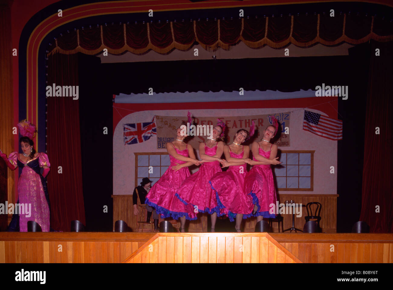 Pouvez pouvez (Cancan) Girls dancing Diamond Tooth Gertie's Gambling Hall, Dawson City, Yukon Territory, Canada Banque D'Images