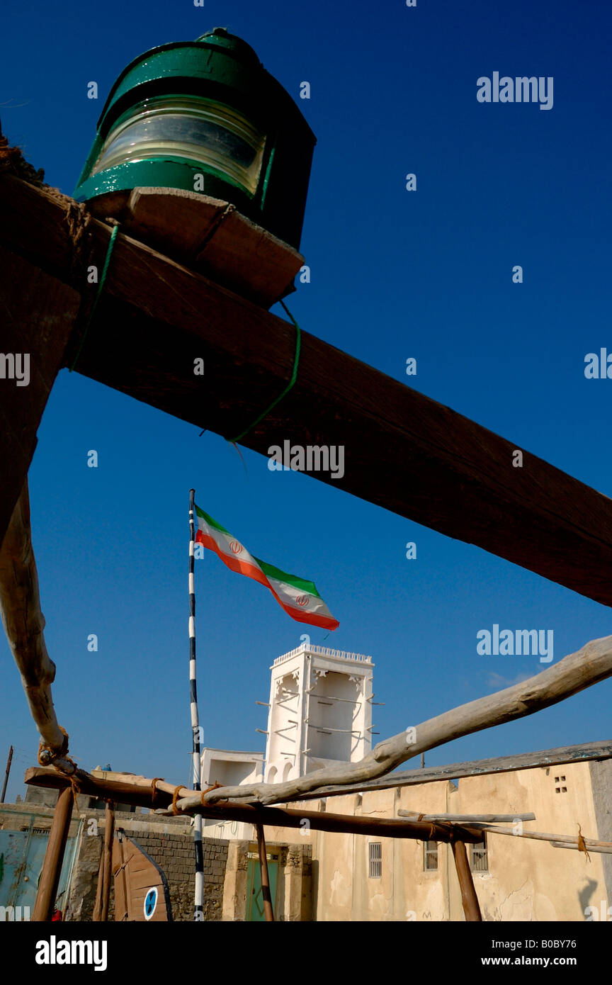 Drapeau iranien sur une maison, l'Iran. Banque D'Images