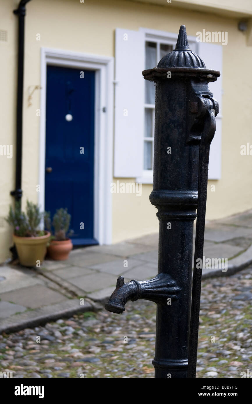 Manuel à l'ancienne pompe à eau en fonte à Elm Hill, Norwich Photo Stock -  Alamy