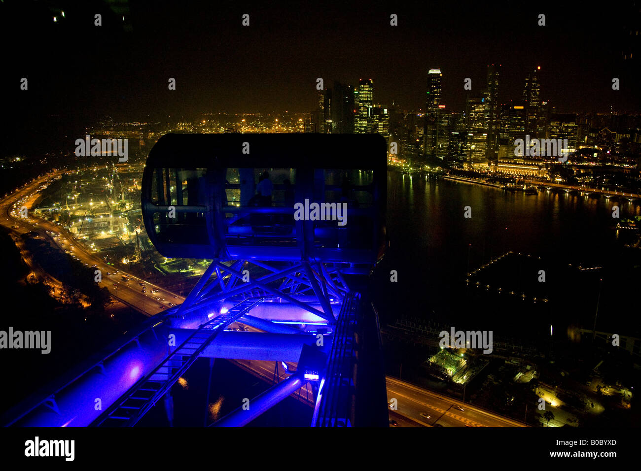 Pods Singapore Flyer plus grande roue du monde prises au crépuscule une couleur bleue spectaculaire contre Singapour skyline skyscrapers Banque D'Images
