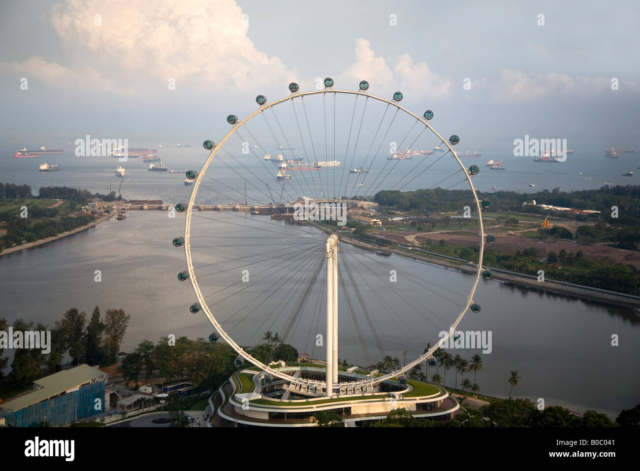 Singapore Flyer, la plus grande roue du monde prises contre Singapour spectaculaire montrant ainsi Barrage de Singapour Banque D'Images