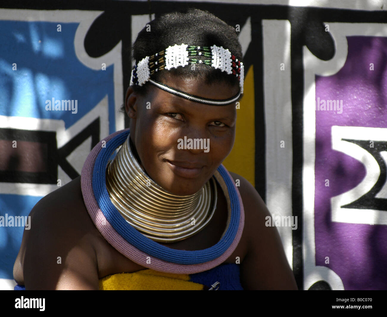 Une femme Ndebele dans leurs vêtements traditionnels dans le village musée de Botshabelo en Afrique du Sud près de Middelburg. Banque D'Images