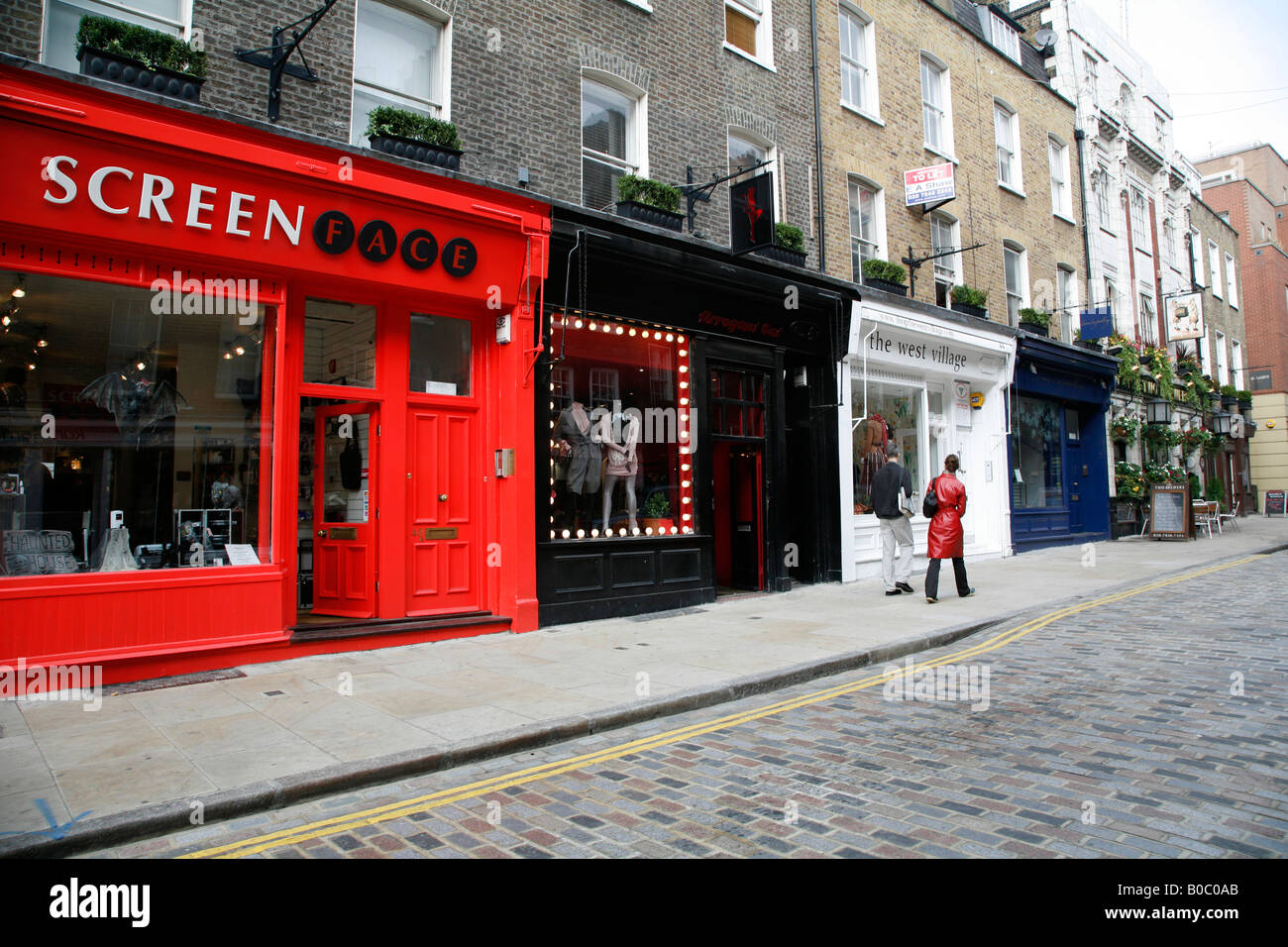 Défilé des boutiques et les deux brasseries pub sur Monmouth Street, Seven Dials, Londres Banque D'Images