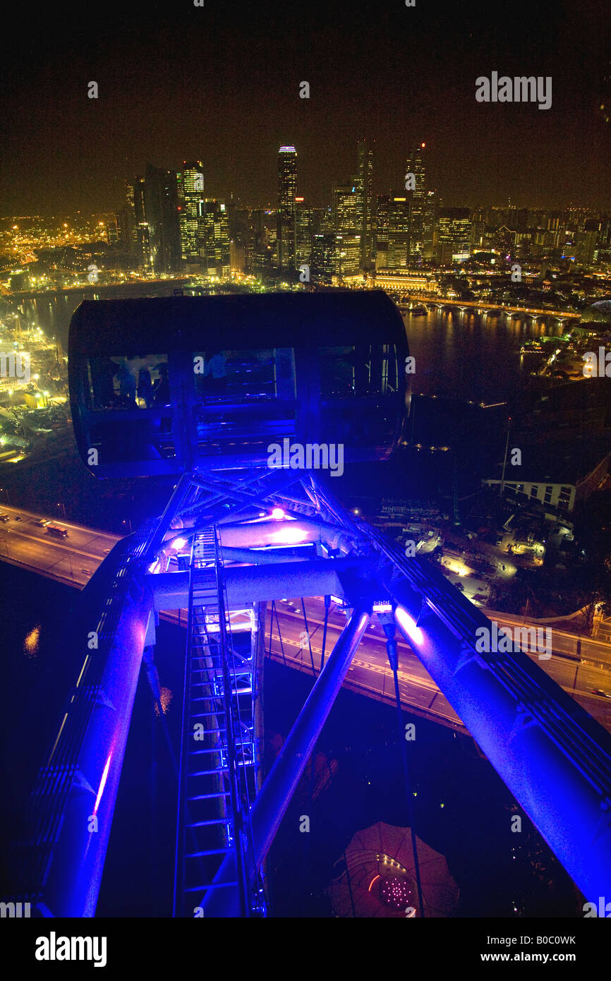 Pods Singapore Flyer plus grande roue du monde prises au crépuscule une couleur bleue spectaculaire contre Singapour skyline skyscrapers Banque D'Images