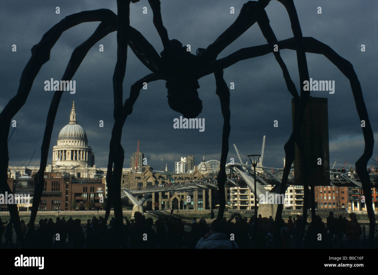 Louise Bourgeois à l'extérieur de l'exposition de la Tate Modern 2007 frames la Cathédrale St Paul Banque D'Images