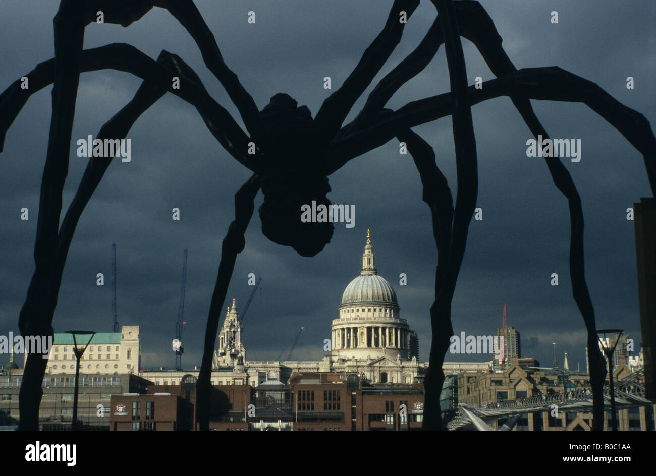 Louise Bourgeois à l'extérieur de l'exposition de la Tate Modern 2007 frames la Cathédrale St Paul Banque D'Images