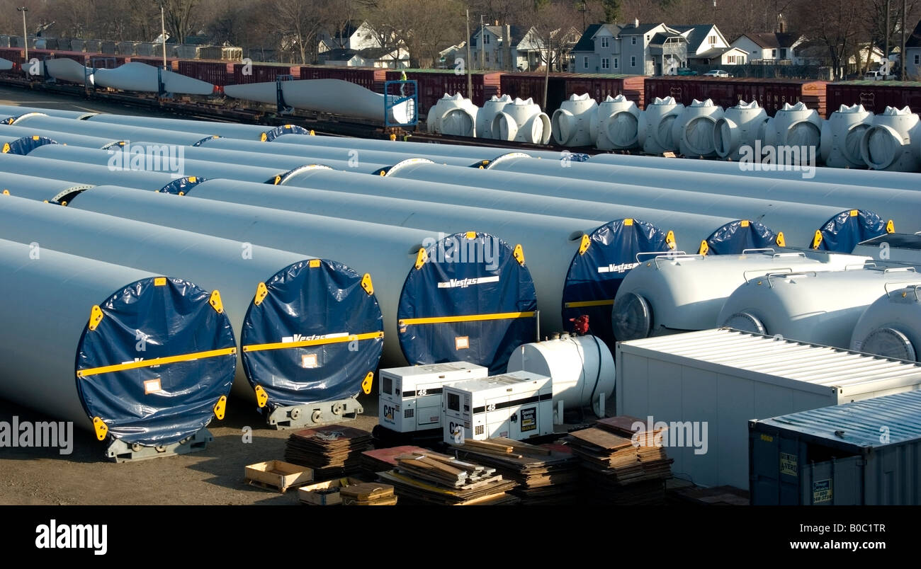 Les générateurs de composants d'éoliennes moulin blades et sections de tour au point de transfert ferroviaire Banque D'Images