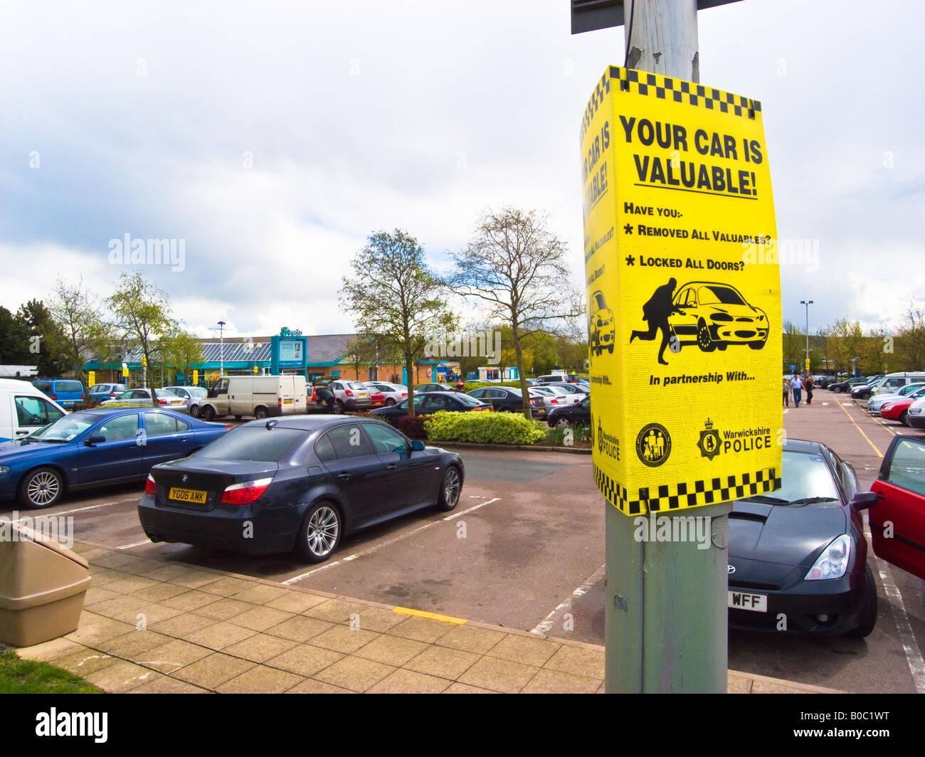 Parking à la plus proche station de 'service' dans le Warwickshire UK Banque D'Images