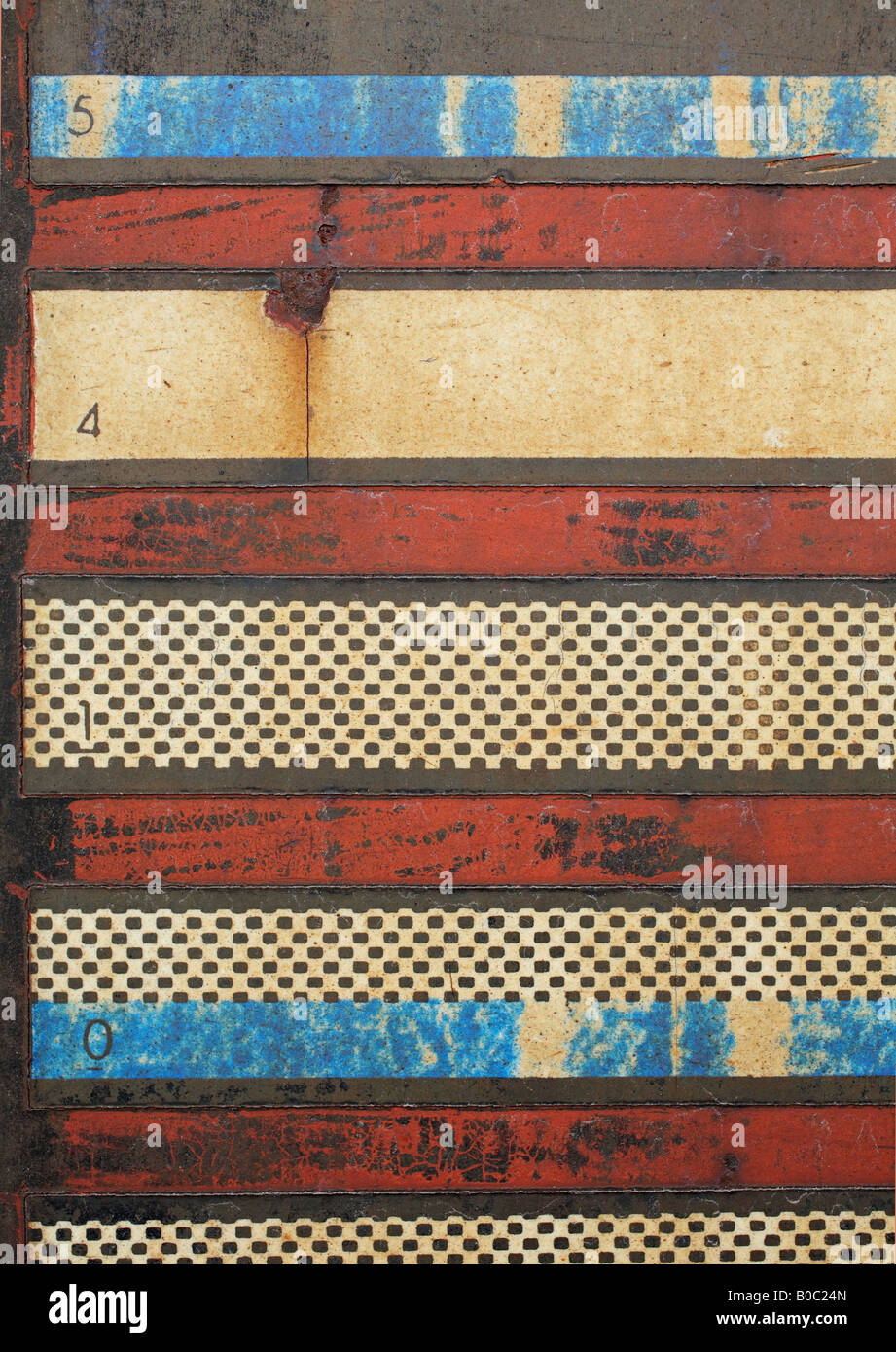 Rusty modèle sur un petit train rouge blanc et couleur bleu Banque D'Images