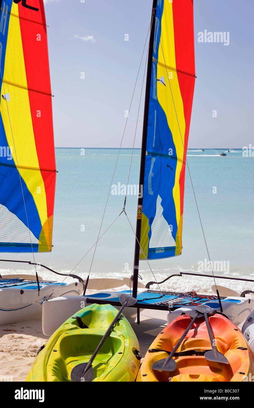 West Indies, Caraïbes, Petites Antilles, les îles sous le vent, Antigua-et-Barbuda, voiliers colorés sur Jolly Beach Banque D'Images