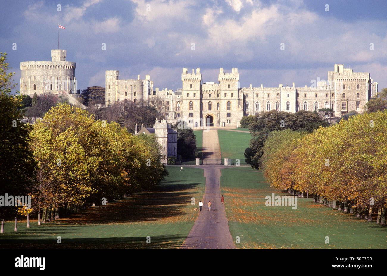 Le Château de Windsor La Long Walk automne couleur palais de la Reine résidence royale attraction touristique tourisme voyage d'automne automne Banque D'Images