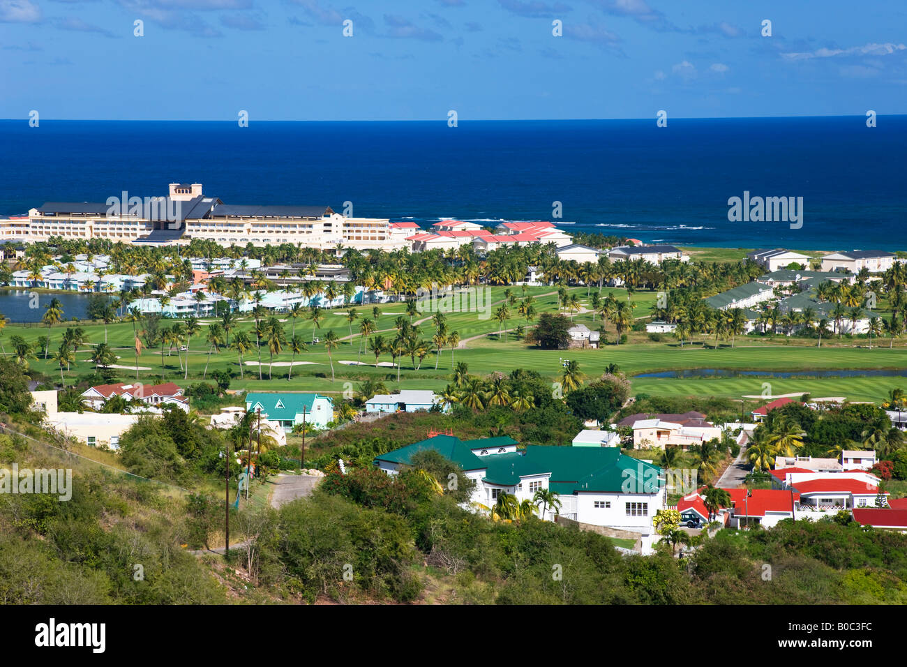 West Indies, Caraïbes, Petites Antilles, les îles sous le vent, St Kitts et Nevis, St Christoper view de nouveaux logements de luxe Banque D'Images