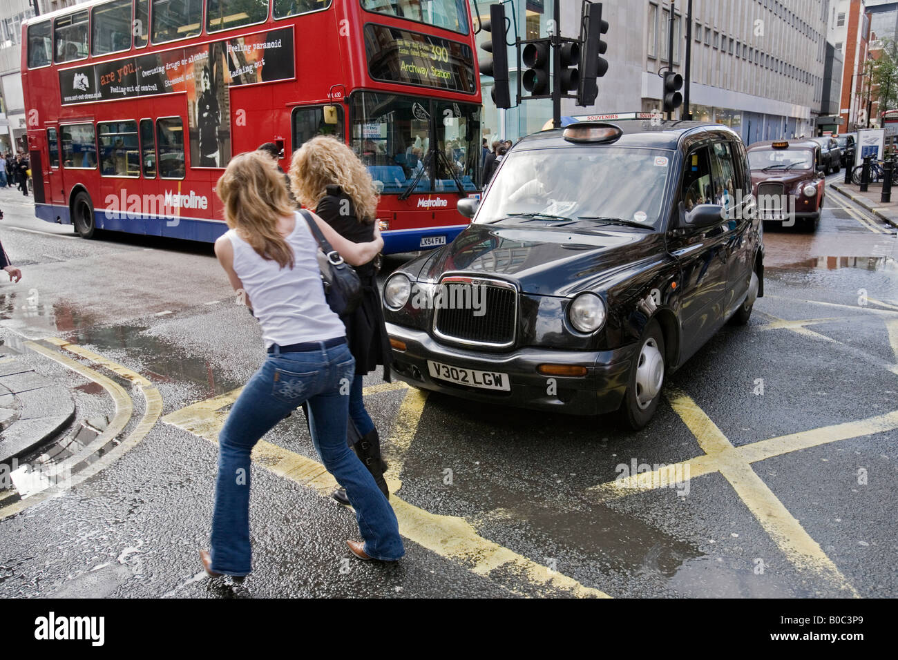 Deux femmes d'éviter un taxi sur Oxford Street, Londres Banque D'Images