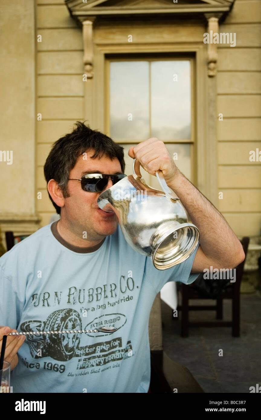 Portrait en gros, Méditerranée Hommes buvant Pimm's de grand Victorian silver jug, célébrant son anniversaire, Grande-Bretagne, U Banque D'Images