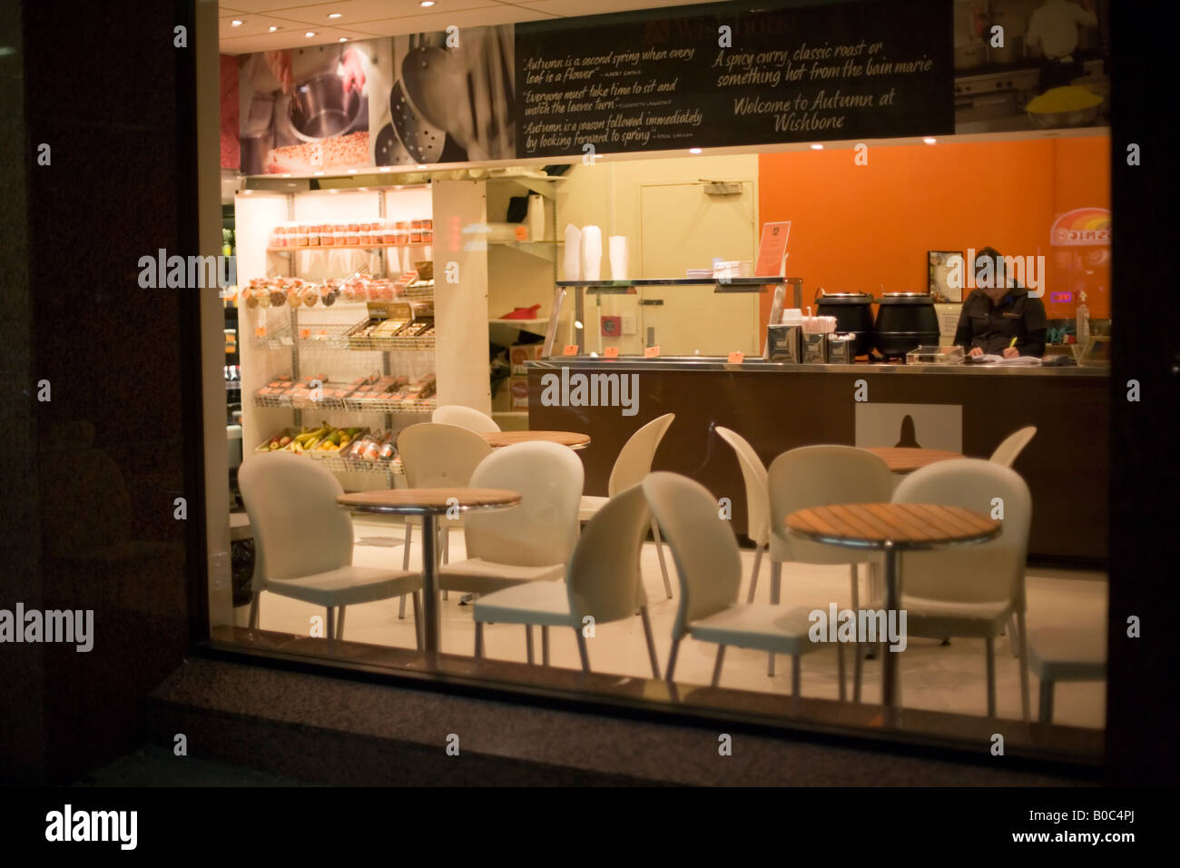 L'un des nombreux cafés à Wellington restaurants cette un sur Courtney place dans le centre animé de la ville Banque D'Images