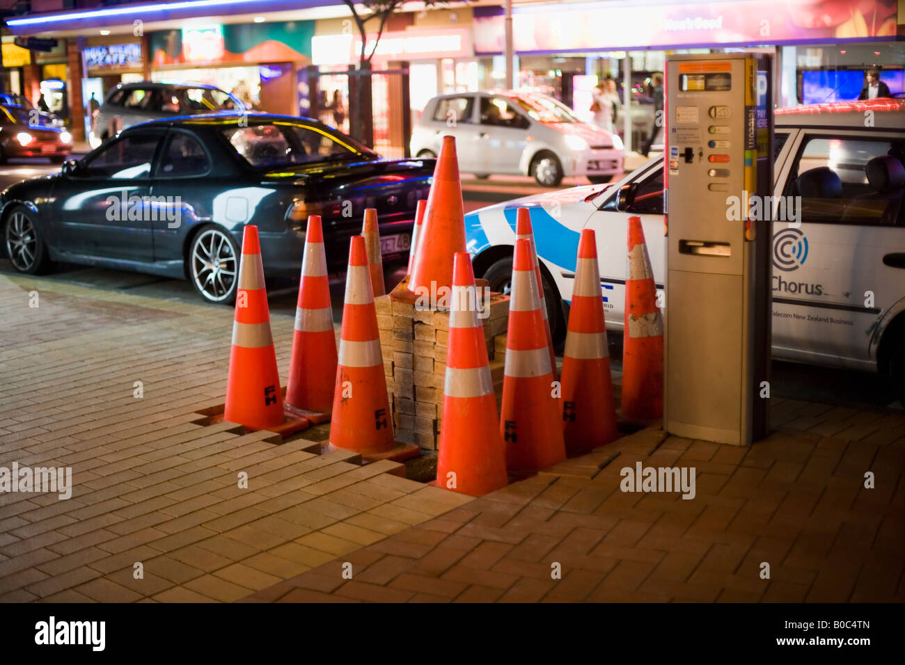 Protéger le travail des cônes sur trottoir Courtney Place central Wellington New Zealand des voitures en stationnement avec le compteur Banque D'Images