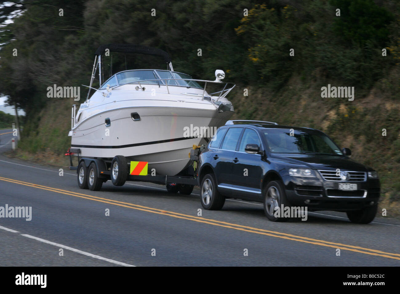Car with boat trailer Banque de photographies et d'images à haute  résolution - Alamy