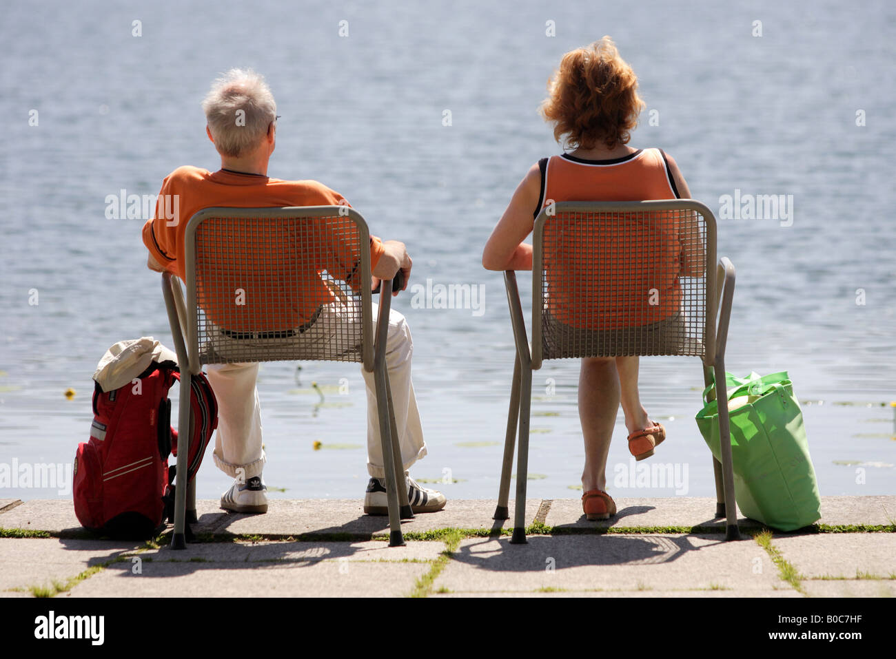 L'homme et la femme assis à un lac, Berlin, Allemagne Banque D'Images