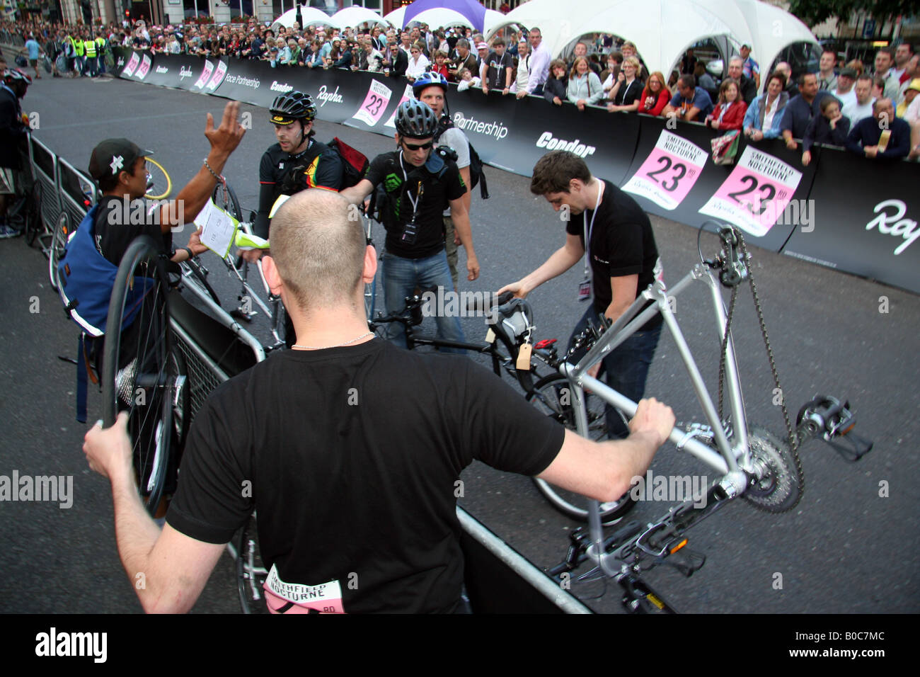 Une certaine quantité de chaos lors d'une course cycliste pour les coursiers à vélo Banque D'Images