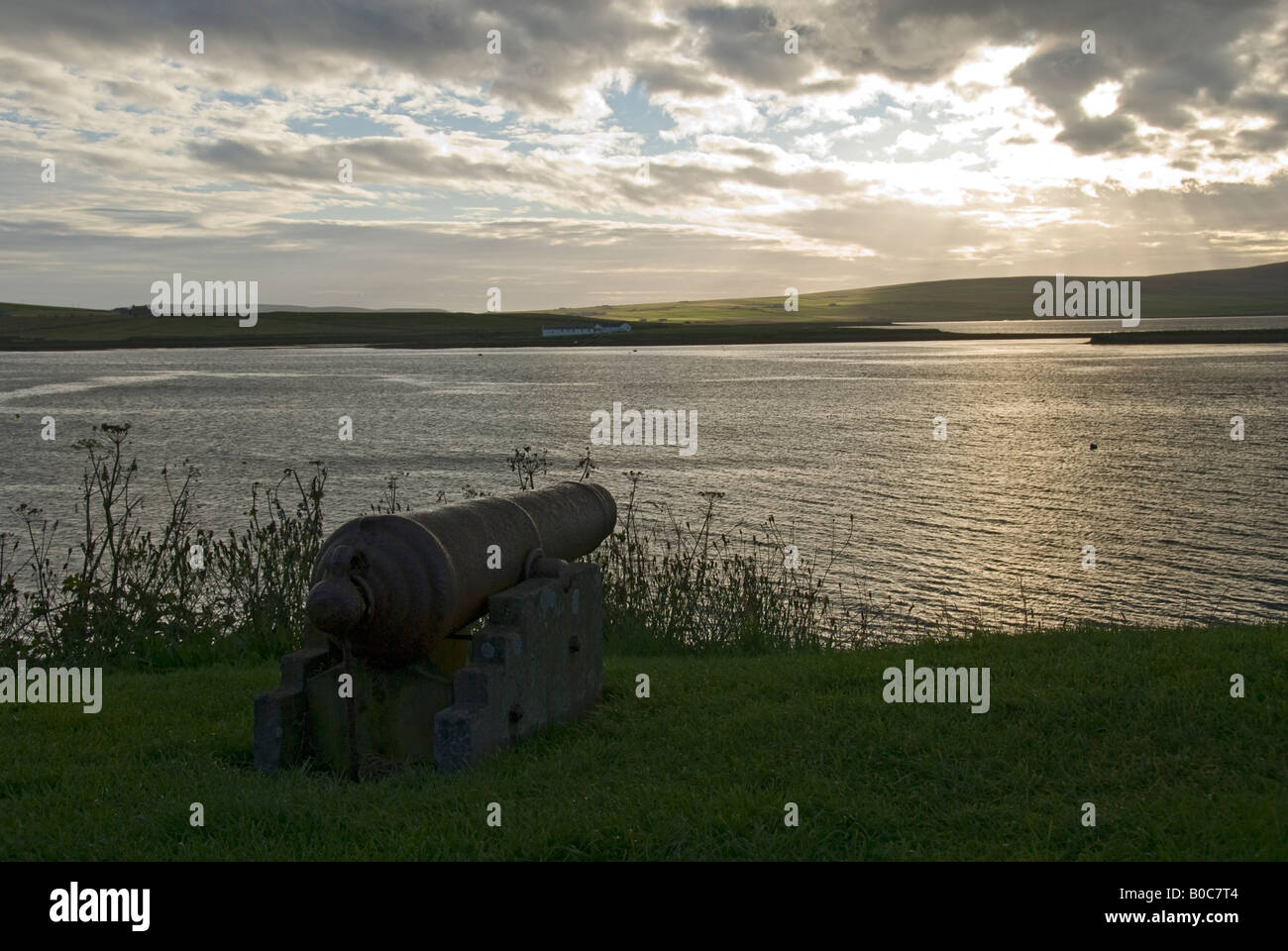 Un petit cannon donnant sur Clestrain Sound, Stromness, Orkney, Scotland, UK Banque D'Images