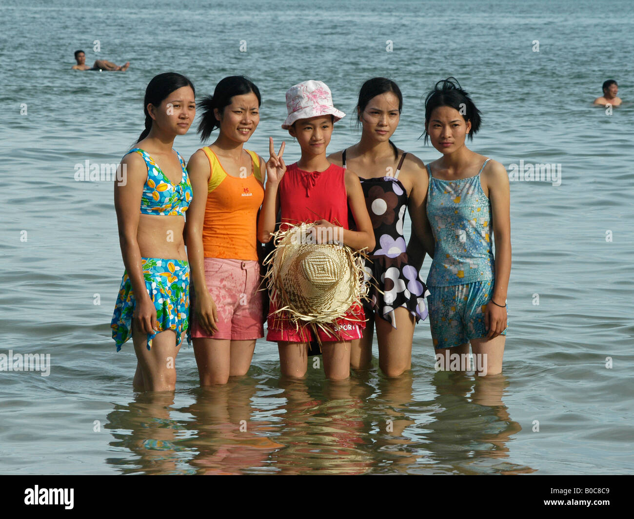 Les amies s'amusant sur la plage de Long Bay, Vietnam Banque D'Images