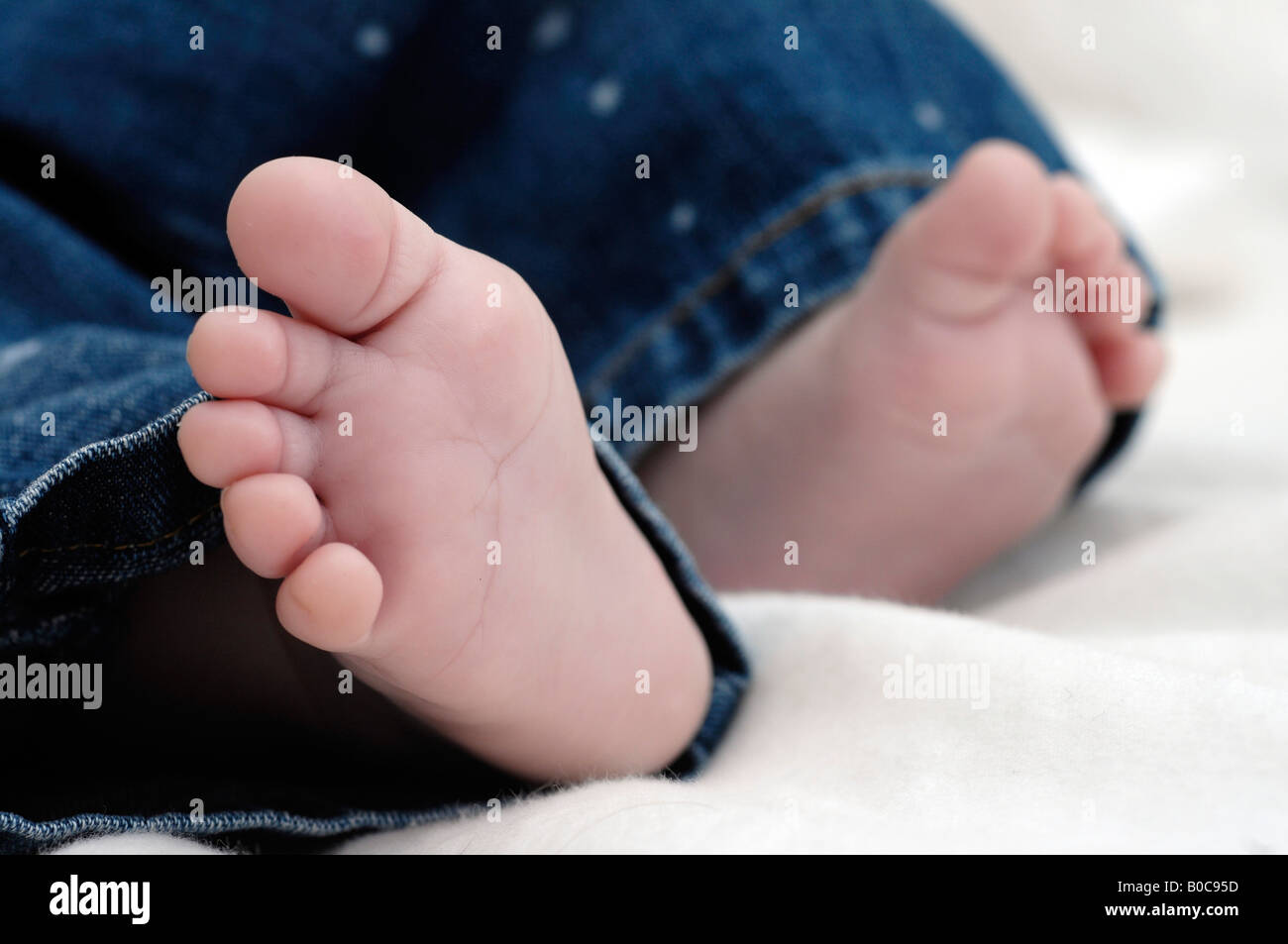 Pieds Et Les Orteils De 3 Mois Bebe Garcon En Jeans Photo Stock Alamy