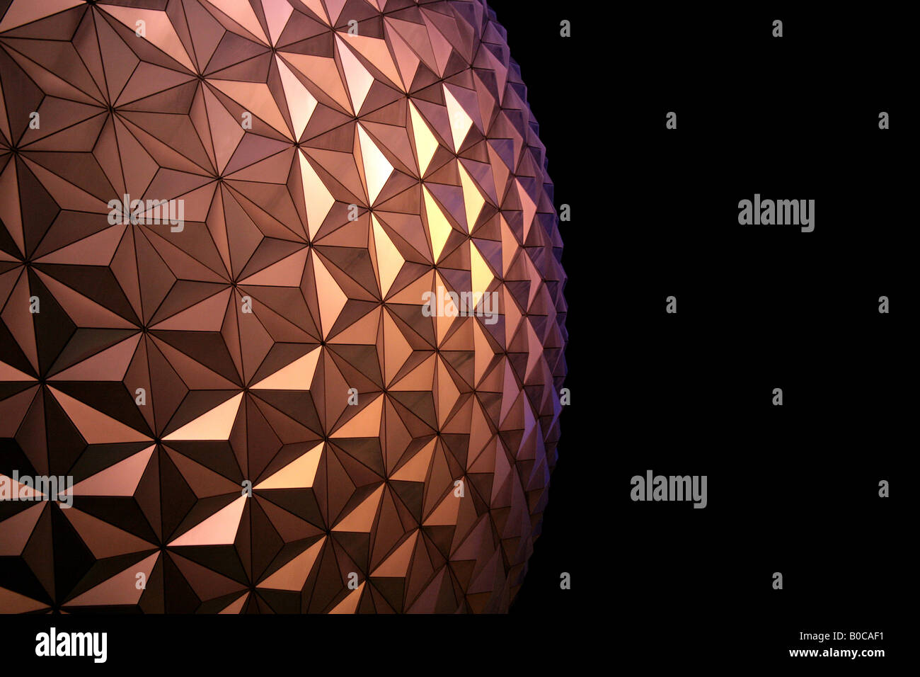 Epcot Center Globe sur une vue de la nuit de lumières colorées. Pour un usage éditorial uniquement. Banque D'Images