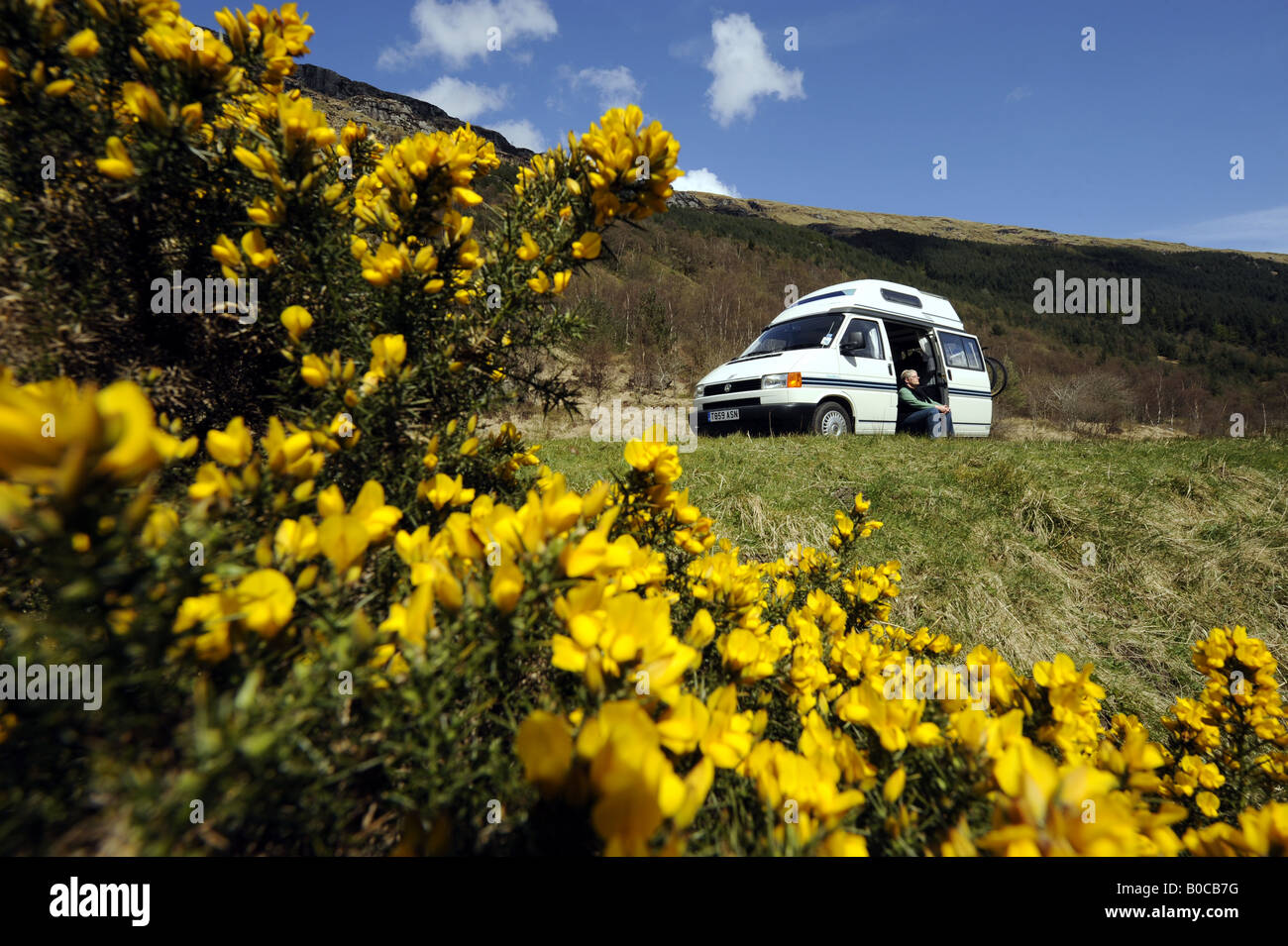 Une femme bénéficie d'un temps ensoleillé ET LA LIBERTÉ D'UN CAMPING HOLIDAY IN THE HIGHLANDS OF SCOTLAND RE VACANCES CAMPEUR ITINÉRANT.UK. Banque D'Images