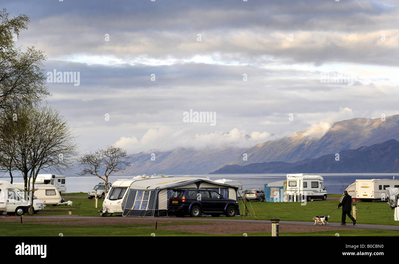 Tôt le matin, les campeurs SUR LE SITE CAMPING BUNREE sur les rives du Loch Linnhe en Ecosse, Royaume-Uni. Banque D'Images