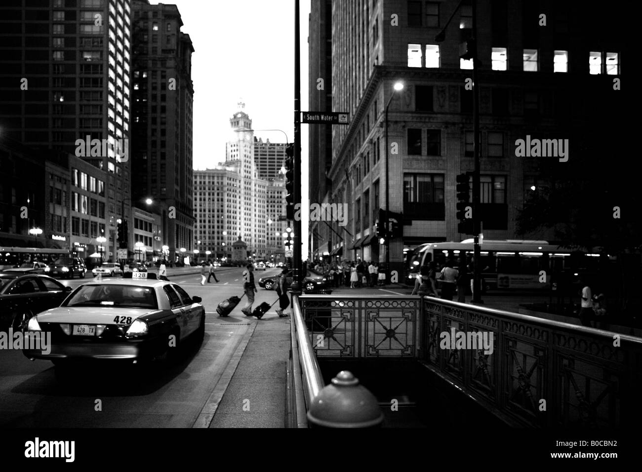 Scène de rue sur Michigan Avenue, DANS LE CENTRE-VILLE DE CHICAGO ILLINOIS USA Banque D'Images