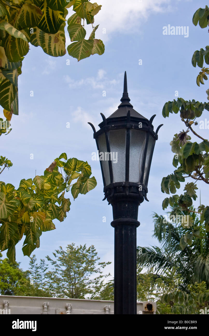 Lampe de rue. Chaussée d'Amador, République du Panama Banque D'Images