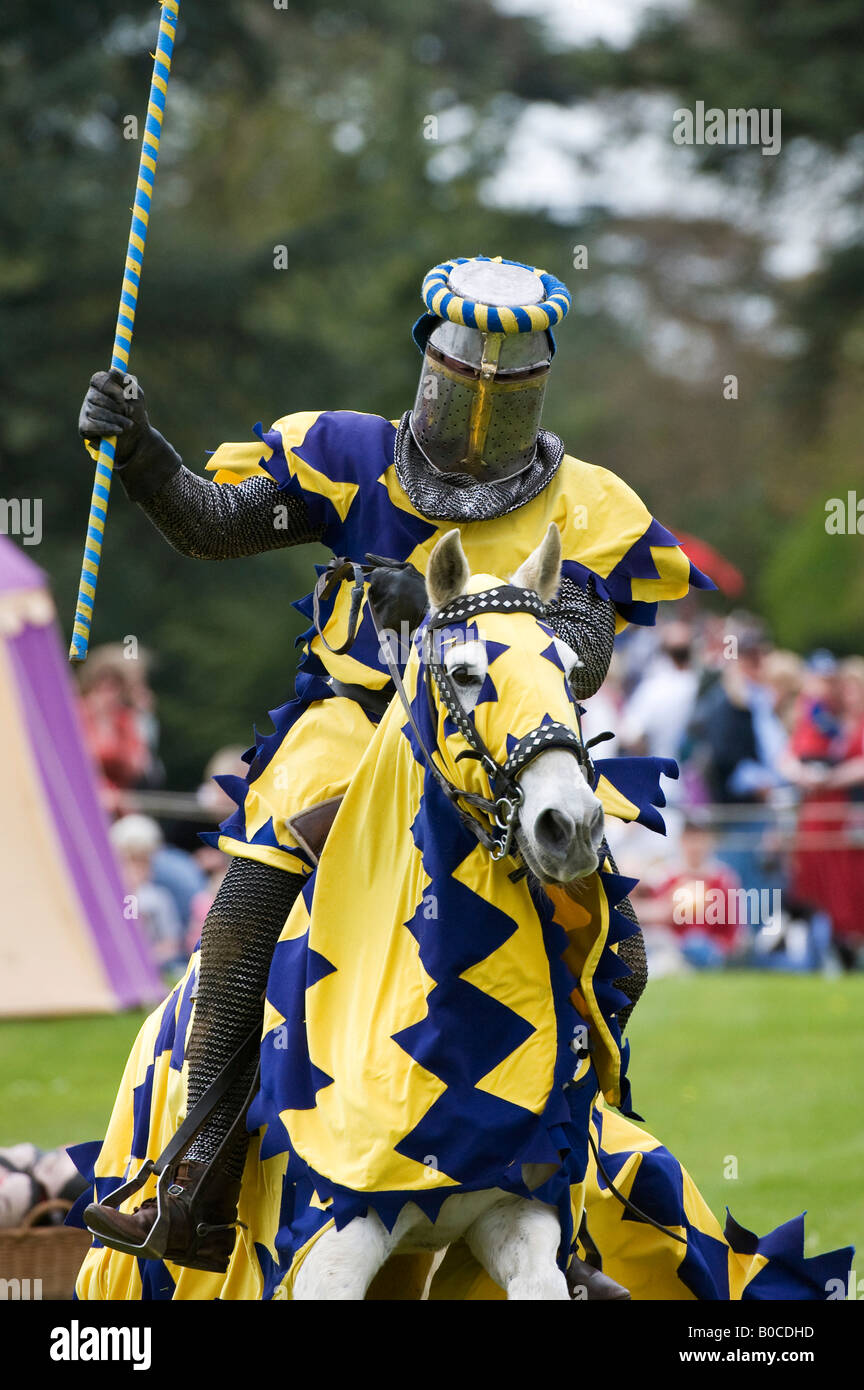 Jousting chevalier médiéval. Blenheim Palace, Oxfordshire, Angleterre Banque D'Images