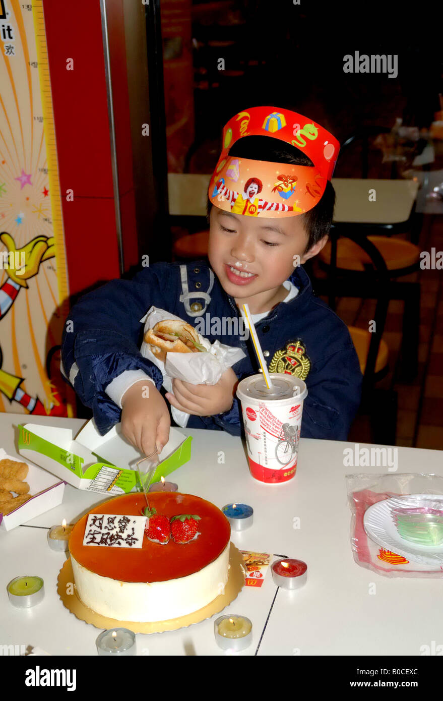 Dans Le Garcon Chinois Mcdonald S Ont Anniversaire Photo Stock Alamy